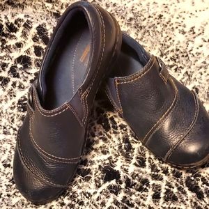 Clark's size 8 dusty navy. Very comfy.